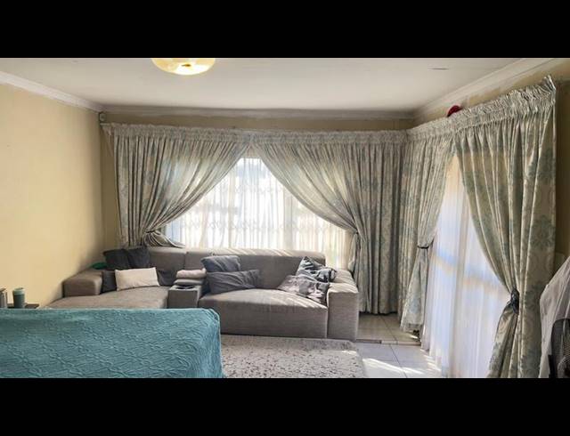 4 BEDROOM HOUSE FOR SALE IN THE ORCHARDS